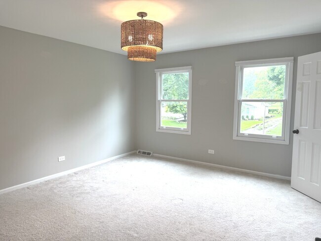 Building Photo - 1019 Thunderbird Ln