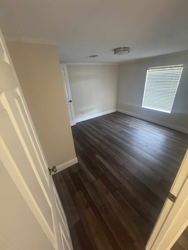 Building Photo - 2816 E Lake Rd