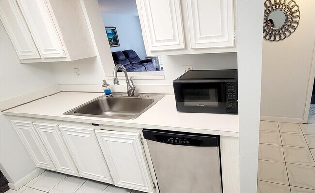 Building Photo - 1009 N Ocean Blvd