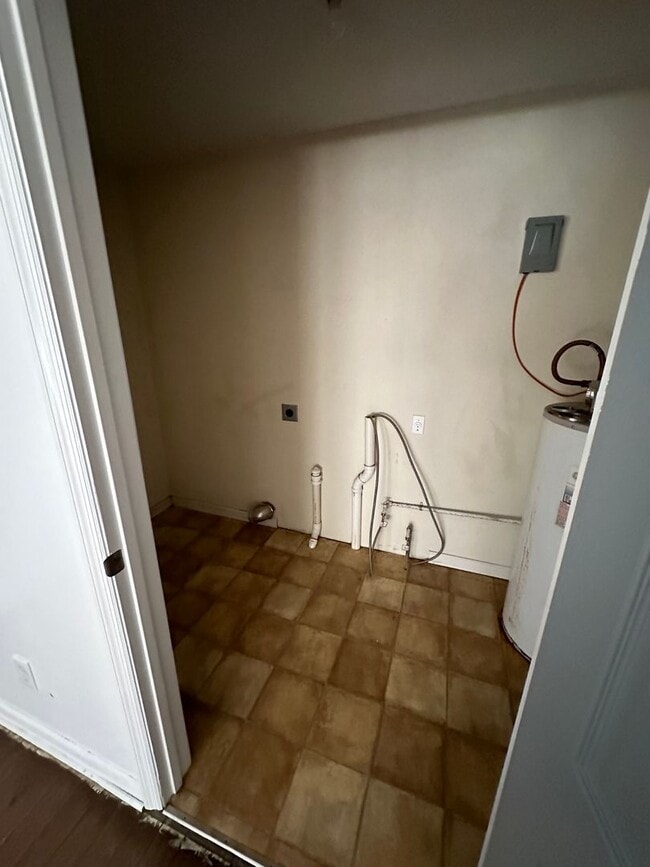 Building Photo - 3 bedroom 1 bath house with a large back yard! Available August 2026