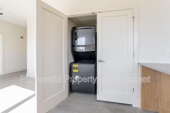 Building Photo - 934 Hangar Dr