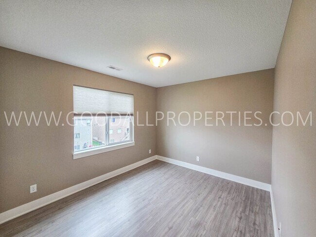 Building Photo - 4-Bedroom, 3.5-Bath Home with Walkout Finished Basement in Norwalk