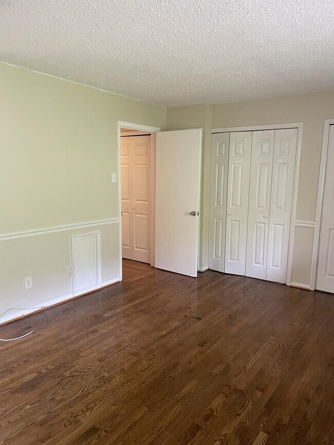 Building Photo - 3095 Hawthorne Dr NE
