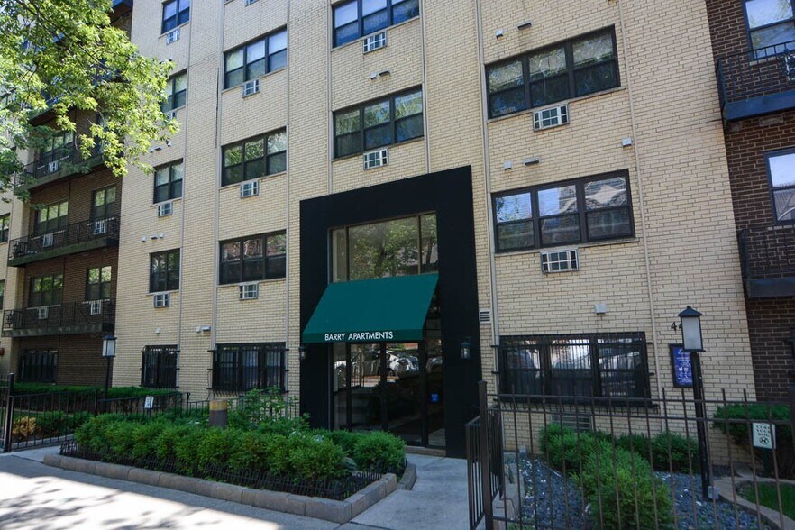 Primary Photo - 450 W Barry Ave