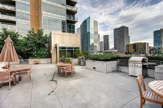 Building Photo - 900 Lenora St