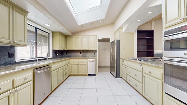 Building Photo - 9168 Eastside Rd