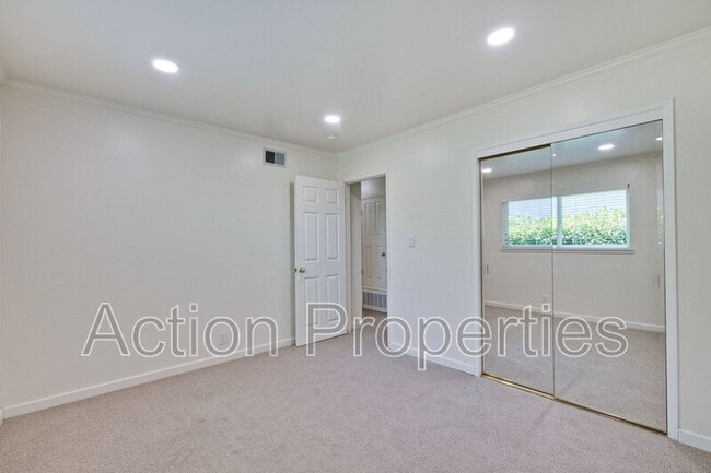 Building Photo - 1128 Kentwood Ave