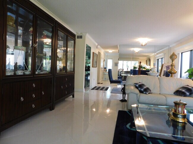 Building Photo - 9285 Vista del Lago