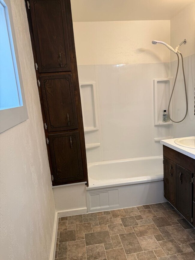 Building Photo - 2 bed 1 bath on Montezuma