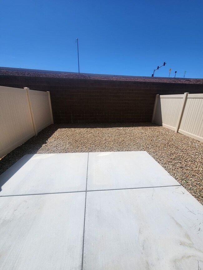 Building Photo - Charming 3BR/2.5BA Home in Las Vegas – Uti...