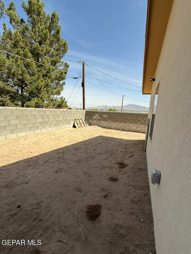 Building Photo - 102 Chama Ln