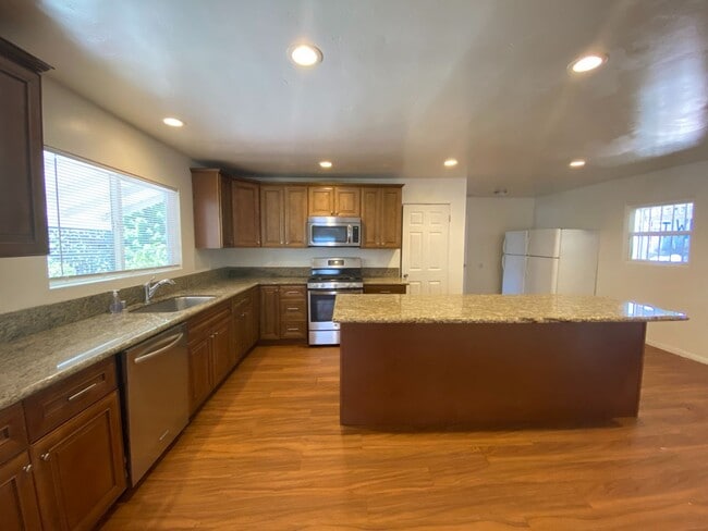 Building Photo - Large House, Close to Campus!!