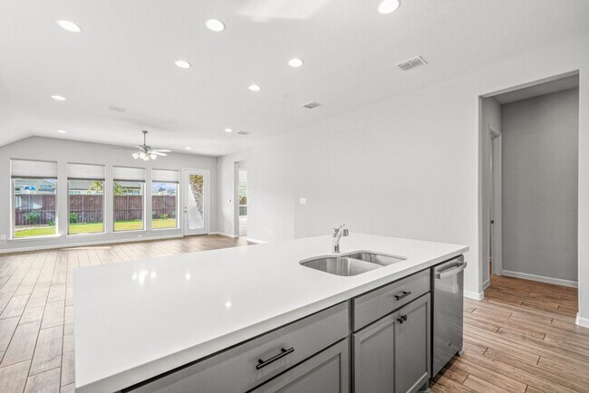 Building Photo - Beautiful 4 bed 3 bath Single Story Home i...