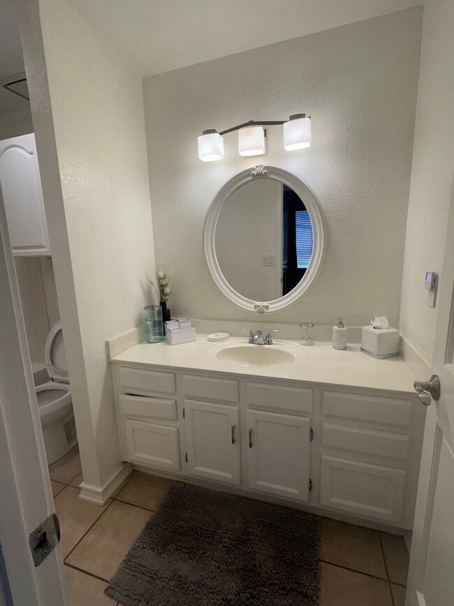 Building Photo - 10938 W Poinsettia Dr