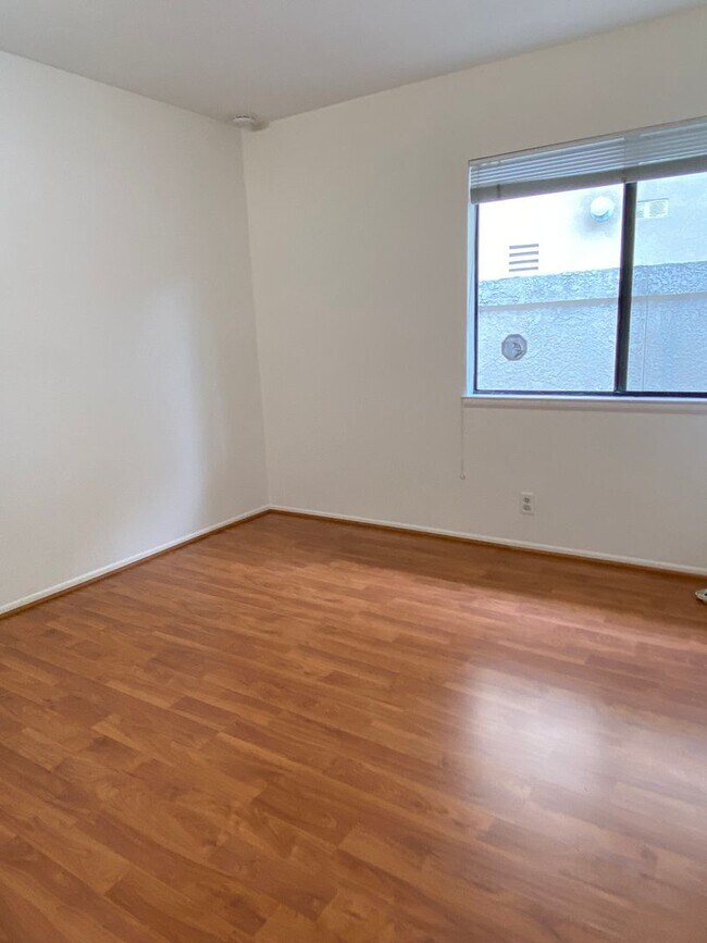 Building Photo - Single Story RSM house with HUGE yard!