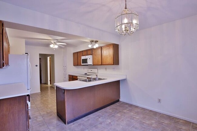 Building Photo - 3 Bedroom, 2.5 Bath Townhome