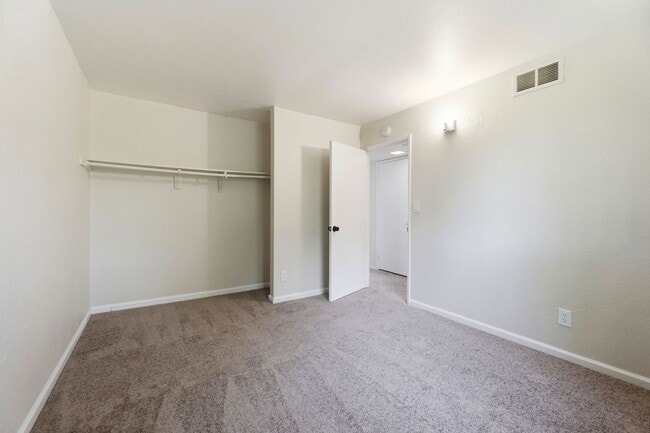 Building Photo - FULLY REMODELED MODERN SPACIOUS TOWNHOUSE!!!