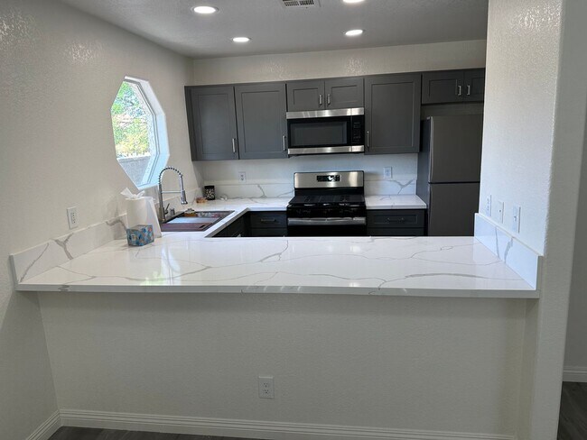 Building Photo - SW!! 2 Bedroom Condo!! 1st Floor!! Newly r...