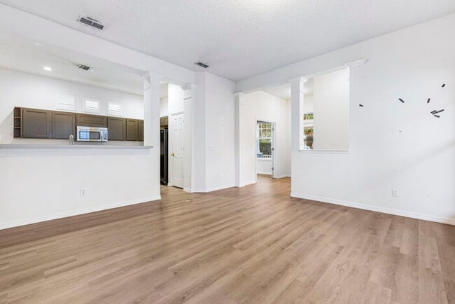 Building Photo - Centrally Located in Celebration Village