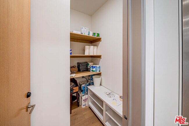 Building Photo - 6142 1/2 Lexington Ave