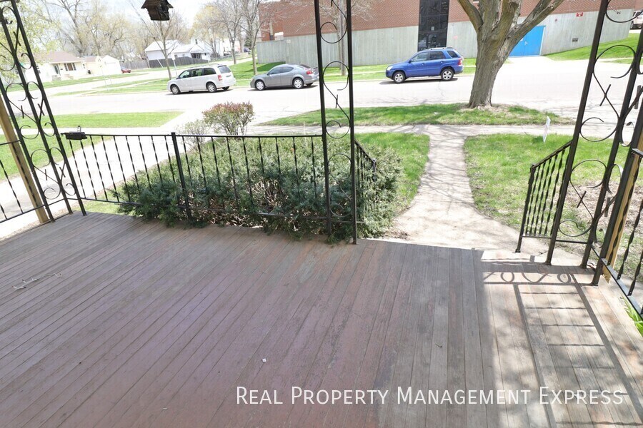 Building Photo - Beautiful 3 bedroom 2 bathroom home near d...