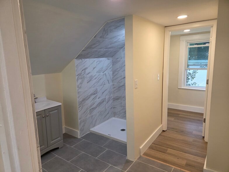 3rd floor bathroom - 20 Chilcott Pl