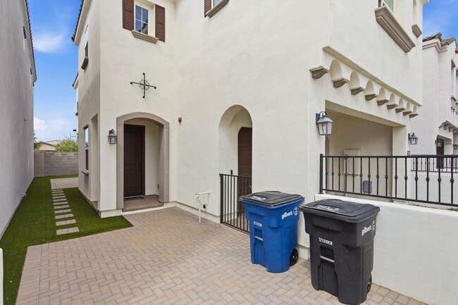 Building Photo - 2452 E Lovebird Ln