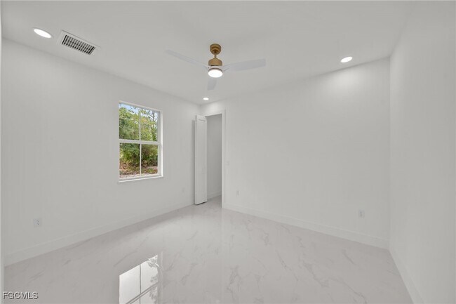 Building Photo - 314 Urbana St