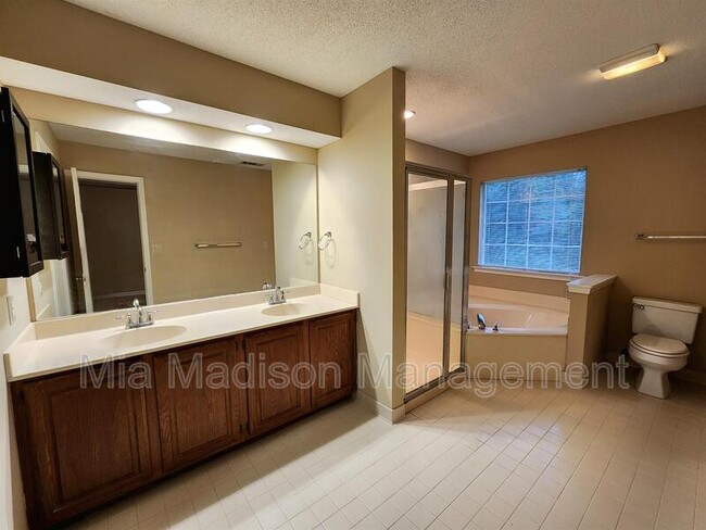 Building Photo - 21 Cobblestone Ct