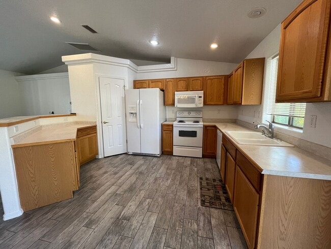 Building Photo - 3 Bedroom Pool Home