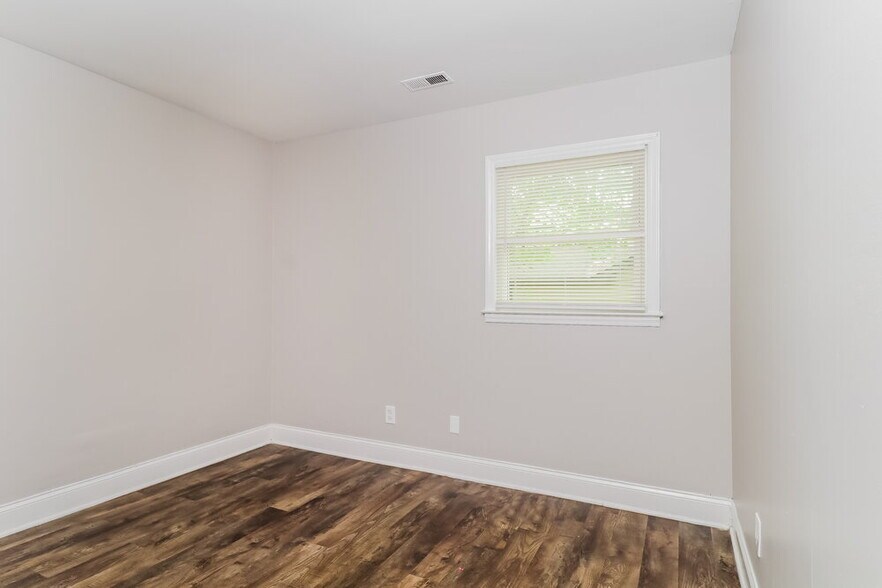 Building Photo - 323 Huntsmoor Dr
