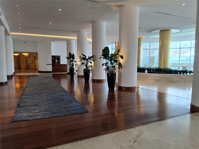 Building Photo - 5161 Collins Ave