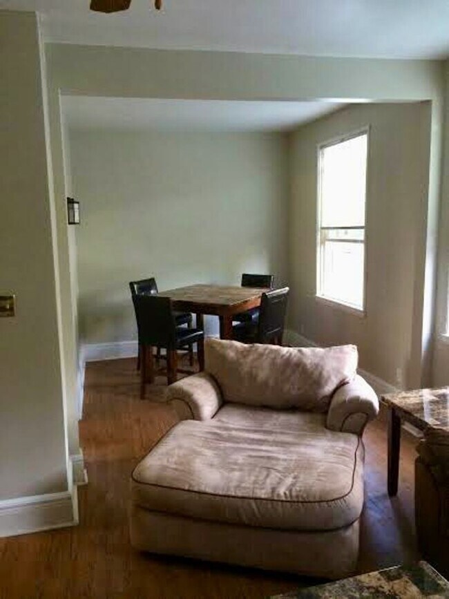 Building Photo - *** Amazing Shadyside Apartment * Walk to everything * Pet Friendly * Duplex Style Apartment * Lu...