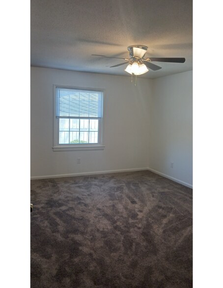 Building Photo - 115 Eastcliff Dr SE