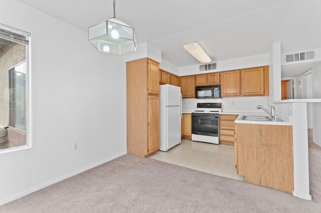 Building Photo - Beautiful 2 Bedroom Condo with Community P...