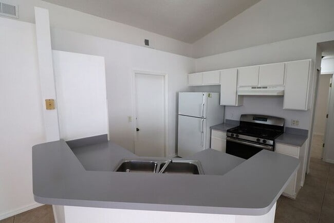 Building Photo - Corner of Curry Ford and Goldenrod 3 bedroom 2 baths and one car garage