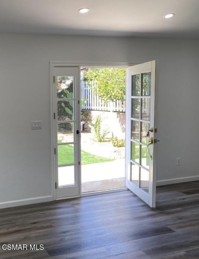 Building Photo - 845 La Grange Ave