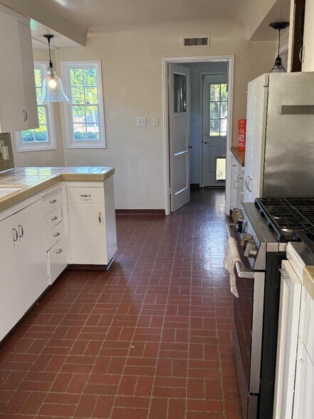 View of kitchen and dining area - 4448 Carpenter Ave