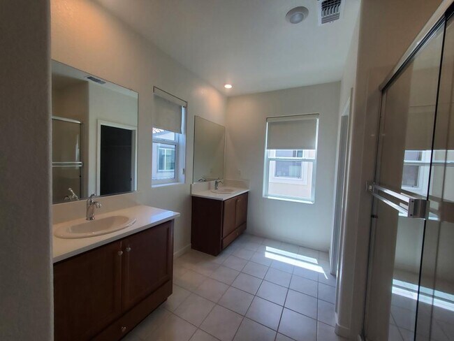 Building Photo - 3619 Silver Pine Ln