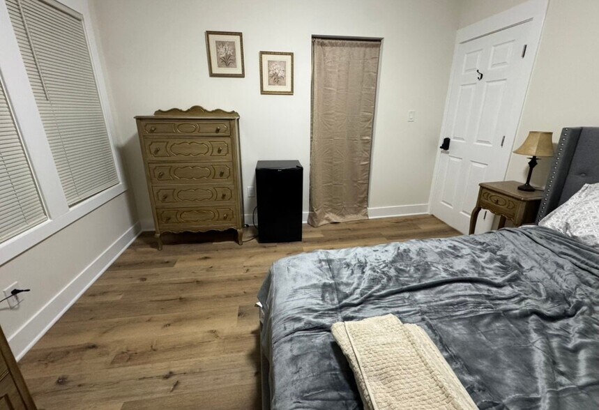 Building Photo - 220 W Buena Vista St