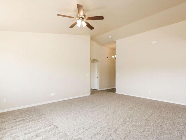 Building Photo - Beautiful 3 Bedroom, 2 bathroom Home in Hu...