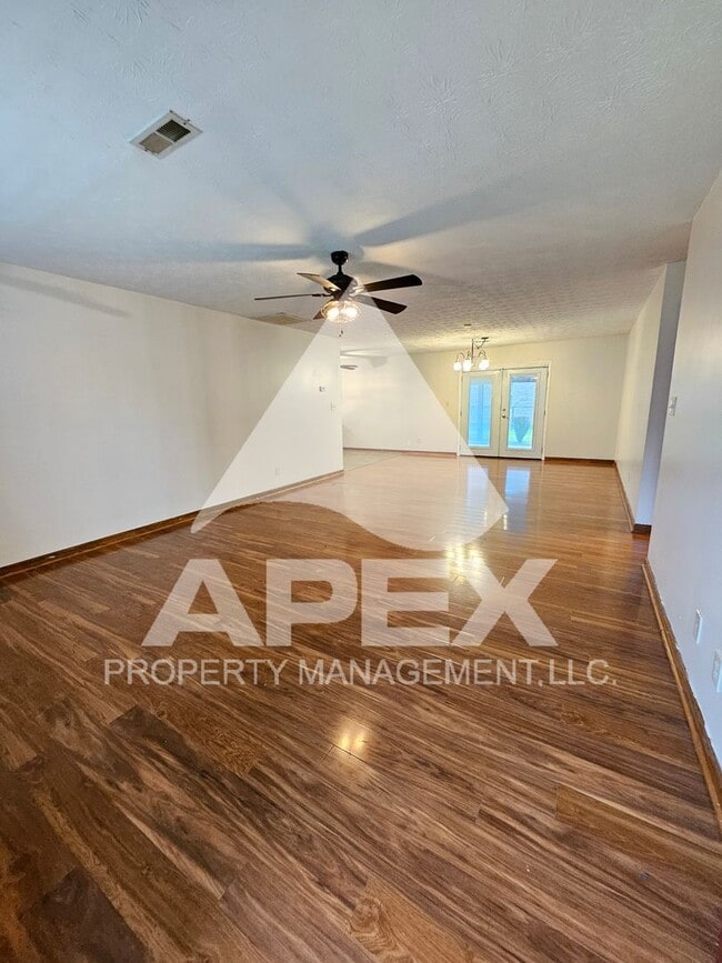 Building Photo - Stunning 3 Bd/2Ba Single Family Home with 2-Car Garage in the heart of Halls!