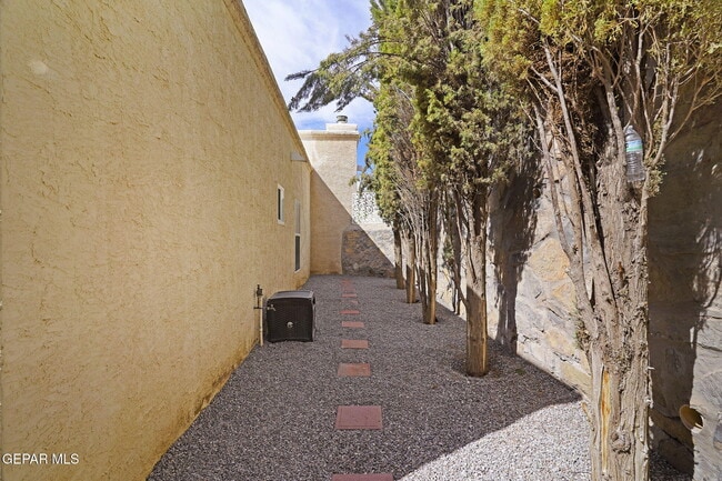 Building Photo - 143 N Alto Mesa Dr