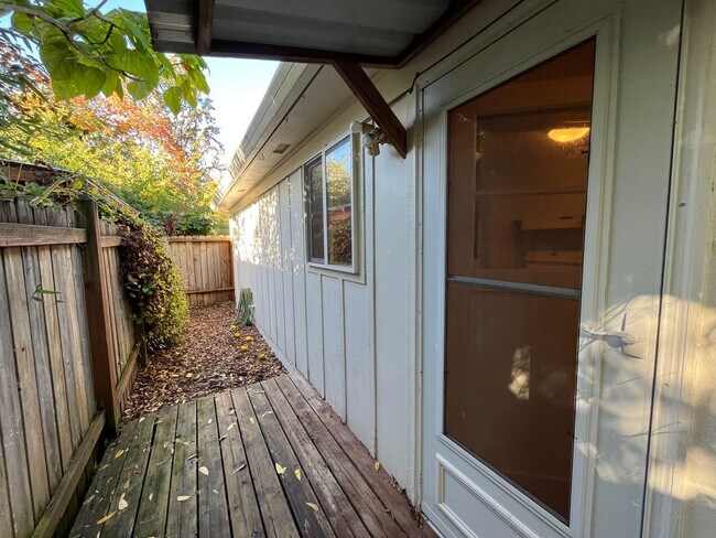 Building Photo - Lovely 2 Bed + 1 Bath Unit in Forest Grove...