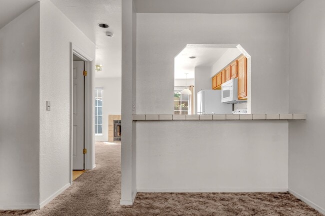 Building Photo - One car garage Townhouse