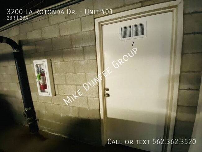 Building Photo - 3200 La Rotonda Dr