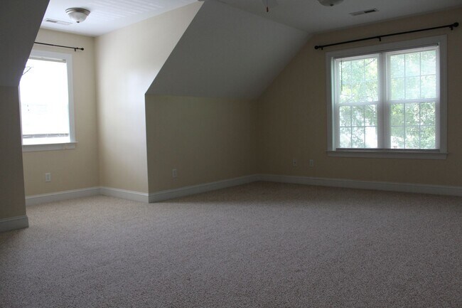 Building Photo - 113 Red Field Pl