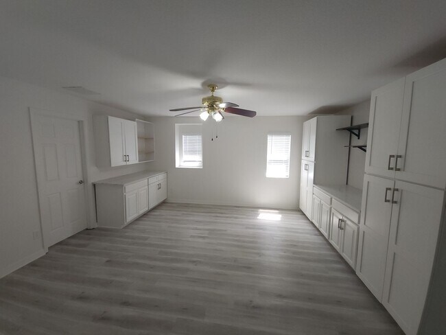 Building Photo - Stunning 4-Bedroom, 2.5-Bathroom Home with...