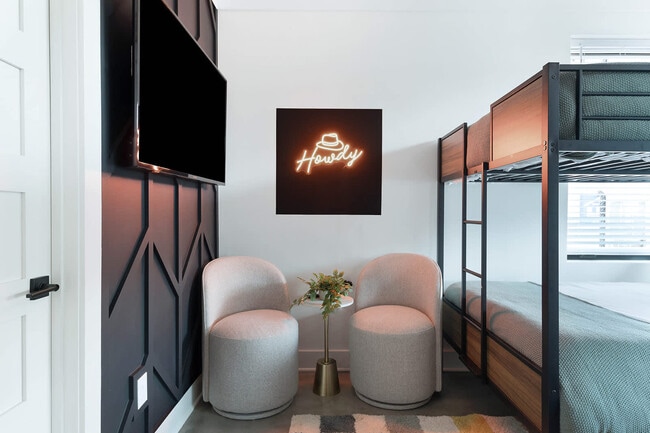 Building Photo - 761 Lynwood Ave