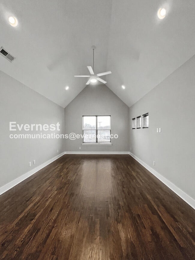 Building Photo - 2332 Oak Ct